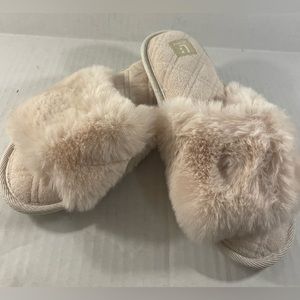 LongBay Women's Crème Fuzzy Faux Fur Comfy Slippers, Size 5/6